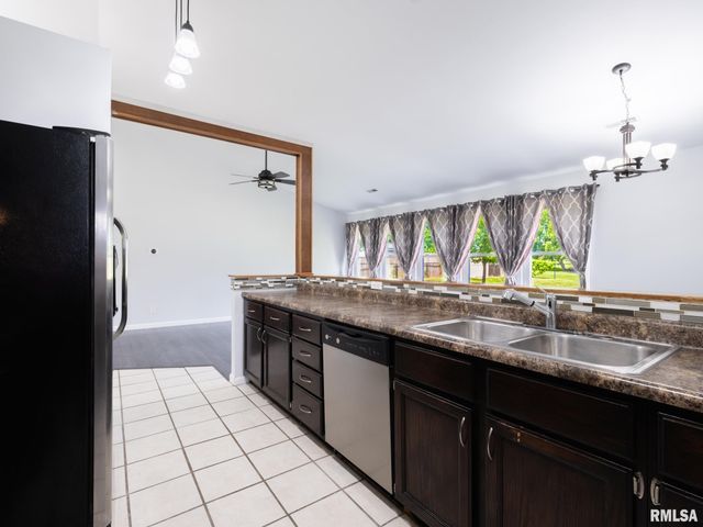 6210 N FROSTWOOD Parkway, Peoria, IL 61615