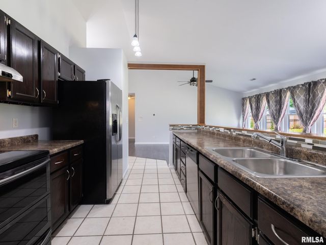6210 N FROSTWOOD Parkway, Peoria, IL 61615