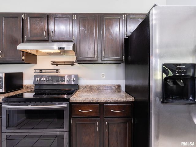 6210 N FROSTWOOD Parkway, Peoria, IL 61615