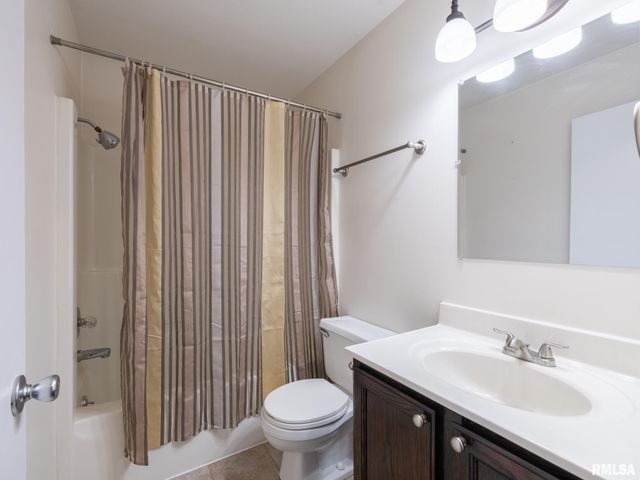 6210 N FROSTWOOD Parkway, Peoria, IL 61615