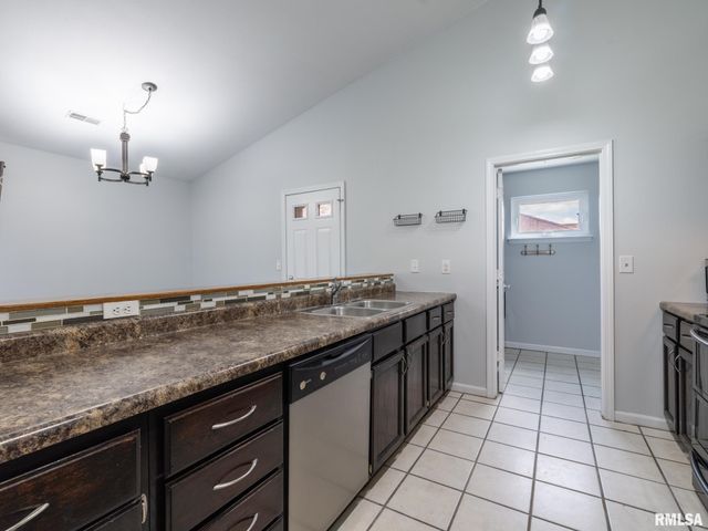 6210 N FROSTWOOD Parkway, Peoria, IL 61615