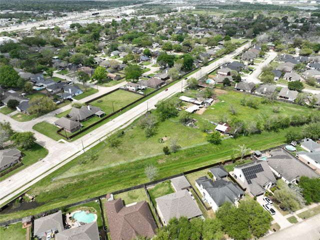 431&433 Calder Drive, League City, TX 77573