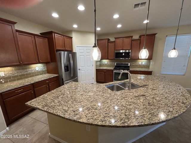 13995 E Huppenthal Boulevard, Vail, AZ 85641