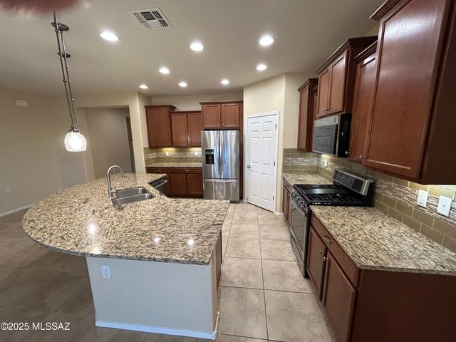 13995 E Huppenthal Boulevard, Vail, AZ 85641