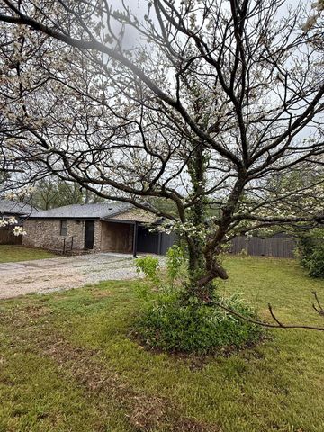 3053 W Grand Street, Springfield, MO 65802