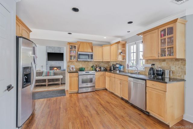 180 Miller Place Road, Miller Place, NY 11764