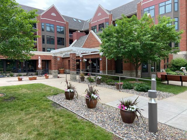 500 County Road B W 122, Roseville, MN 55113