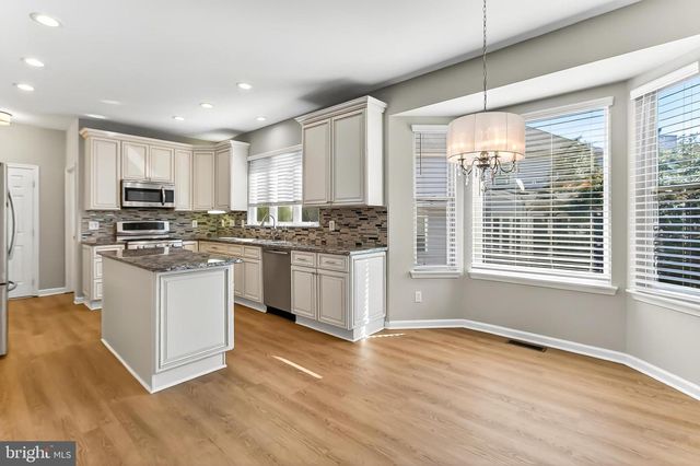 2410 DAKOTA LAKES DR, Herndon, VA 20171