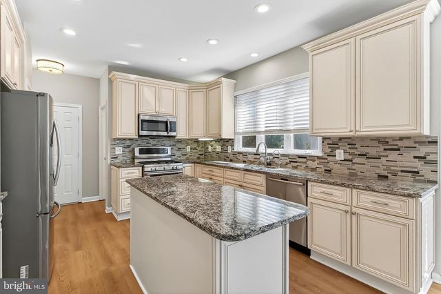 2410 DAKOTA LAKES DR, Herndon, VA 20171