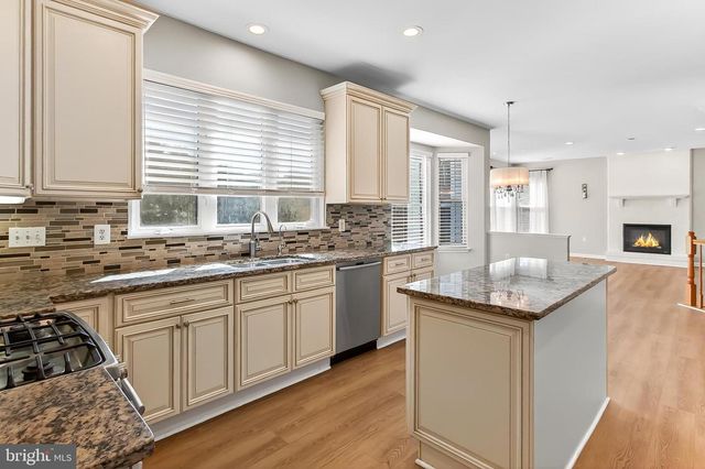 2410 DAKOTA LAKES DR, Herndon, VA 20171