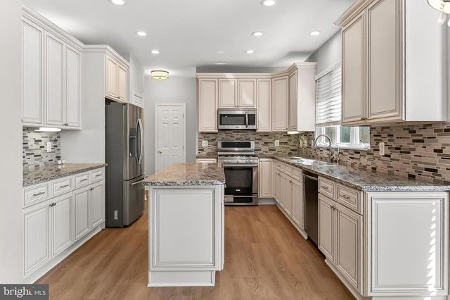 2410 DAKOTA LAKES DR, Herndon, VA 20171