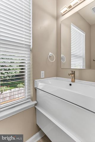 2410 DAKOTA LAKES DR, Herndon, VA 20171