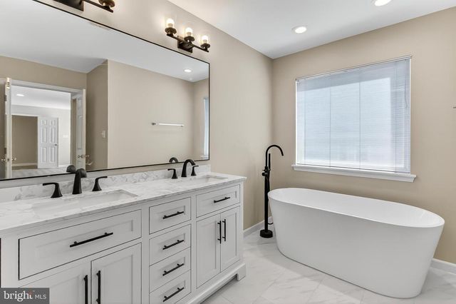 2410 DAKOTA LAKES DR, Herndon, VA 20171