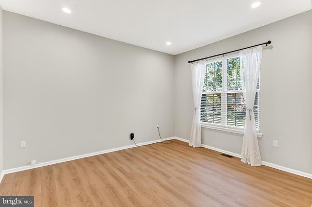 2410 DAKOTA LAKES DR, Herndon, VA 20171