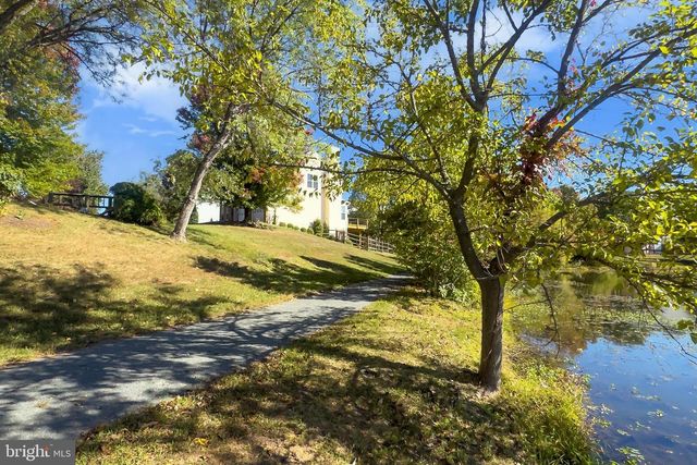 2410 DAKOTA LAKES DR, Herndon, VA 20171