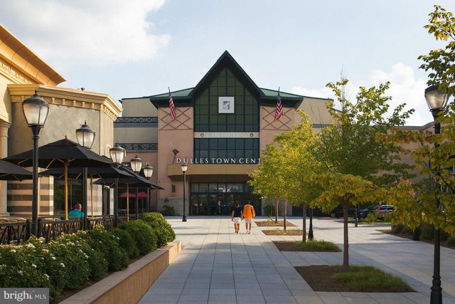 2410 DAKOTA LAKES DR, Herndon, VA 20171