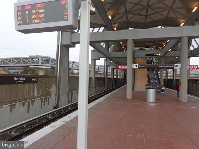 2410 DAKOTA LAKES DR, Herndon, VA 20171