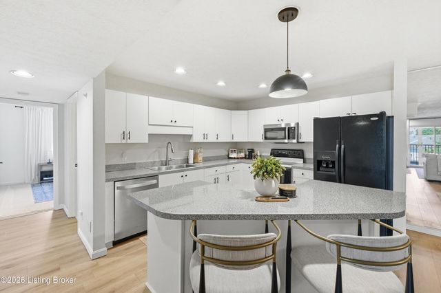 8509 Atrium Dr 201, Louisville, KY 40220