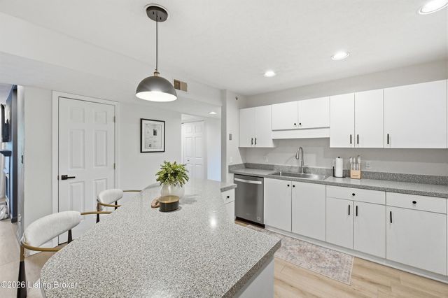 8509 Atrium Dr 201, Louisville, KY 40220
