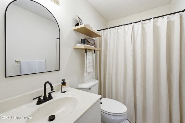 8509 Atrium Dr 201, Louisville, KY 40220