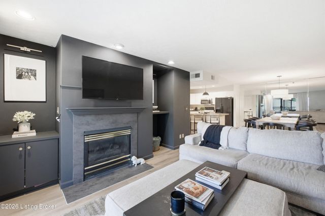 8509 Atrium Dr 201, Louisville, KY 40220