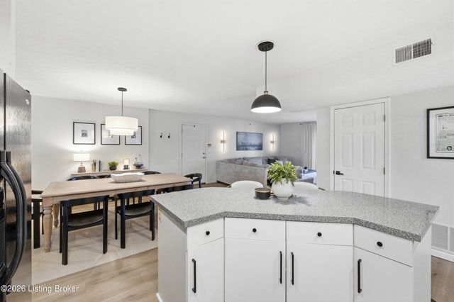 8509 Atrium Dr 201, Louisville, KY 40220
