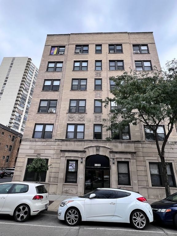 3933 N Clarendon Avenue 210, Chicago, IL 60613