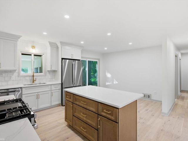 4616 Beuren Street, Shelby Twp, MI 48316