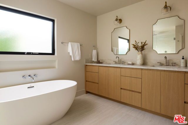 321 N Lucerne Boulevard, Los Angeles, CA 90004