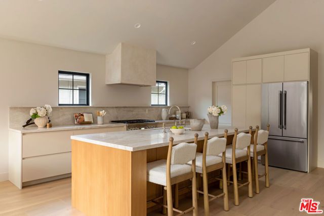 321 N Lucerne Boulevard, Los Angeles, CA 90004