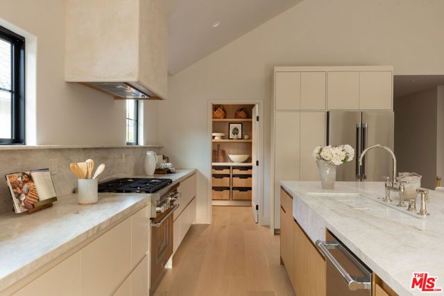 321 N Lucerne Boulevard, Los Angeles, CA 90004