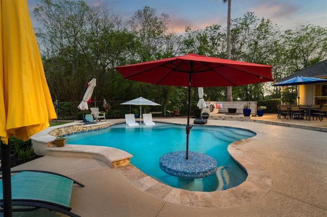 109 Avenue J, Dickinson, TX 77539