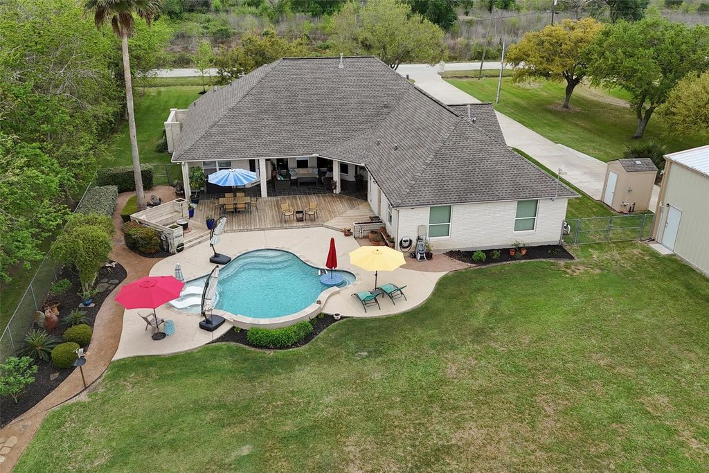 109 Avenue J, Dickinson, TX 77539