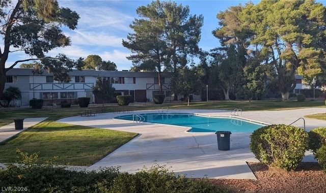 421 Greenbriar Townhouse Way, Las Vegas, NV 89121