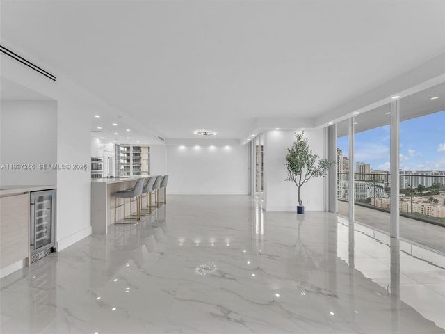 19707 Turnberry way 25D, Aventura, FL 33180