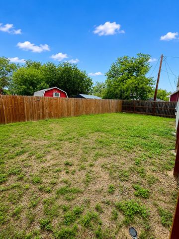 395 Willow Ave, Luling, TX 78648