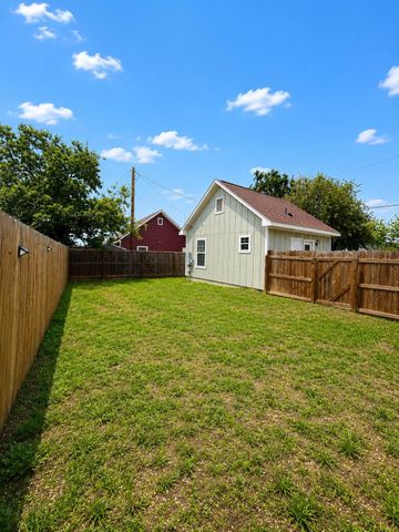 395 Willow Ave, Luling, TX 78648
