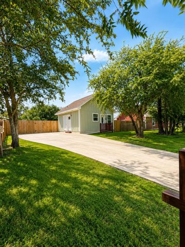 395 Willow Ave, Luling, TX 78648
