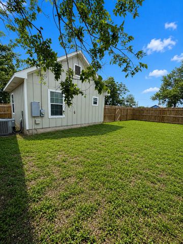 395 Willow Ave, Luling, TX 78648