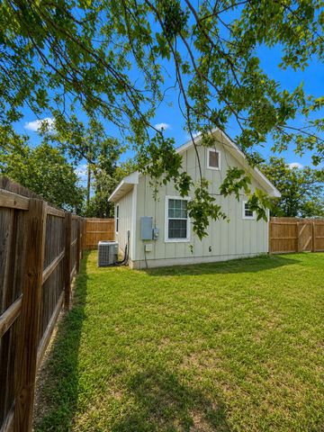 395 Willow Ave, Luling, TX 78648