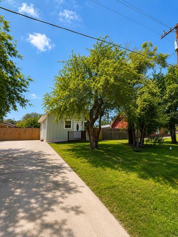 395 Willow Ave, Luling, TX 78648
