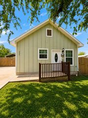 395 Willow Ave, Luling, TX 78648
