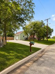 395 Willow Ave, Luling, TX 78648