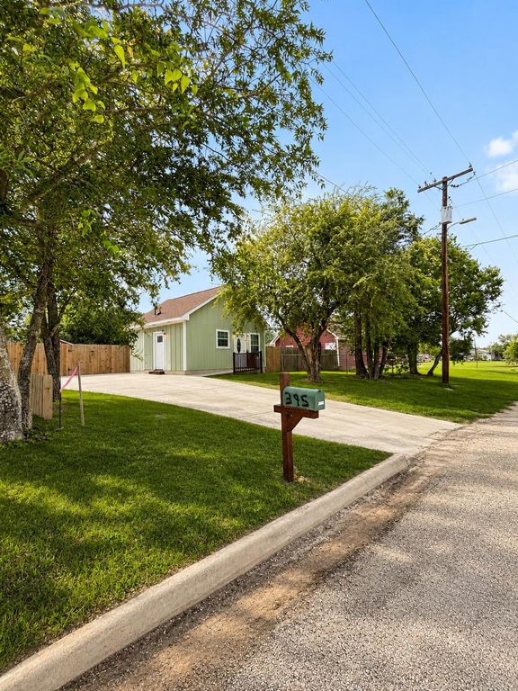 395 Willow Ave, Luling, TX 78648