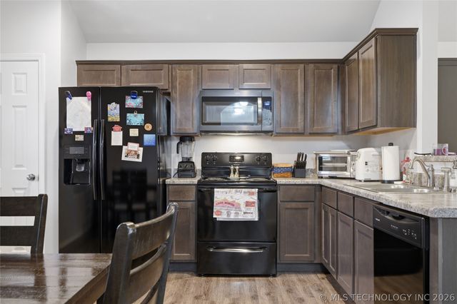 5770 E 146th Place S, Bixby, OK 74008