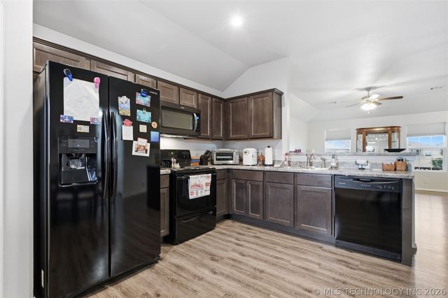 5770 E 146th Place S, Bixby, OK 74008