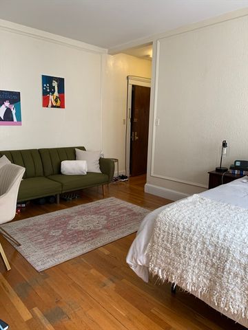 2001 Commonwealth Ave 30, Boston, MA 02135