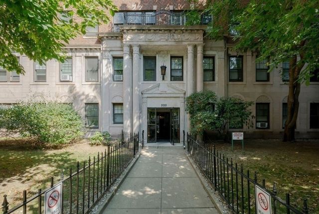 2001 Commonwealth Ave 30, Boston, MA 02135