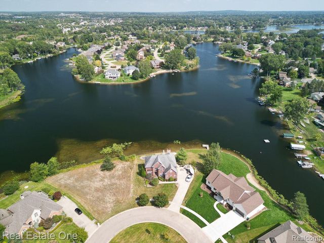 1904 SANDY SHORES Drive, Oxford Charter Township, MI 48371