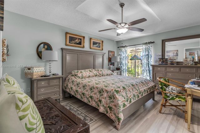 12304 NW 8th Ter, Miami, FL 33182